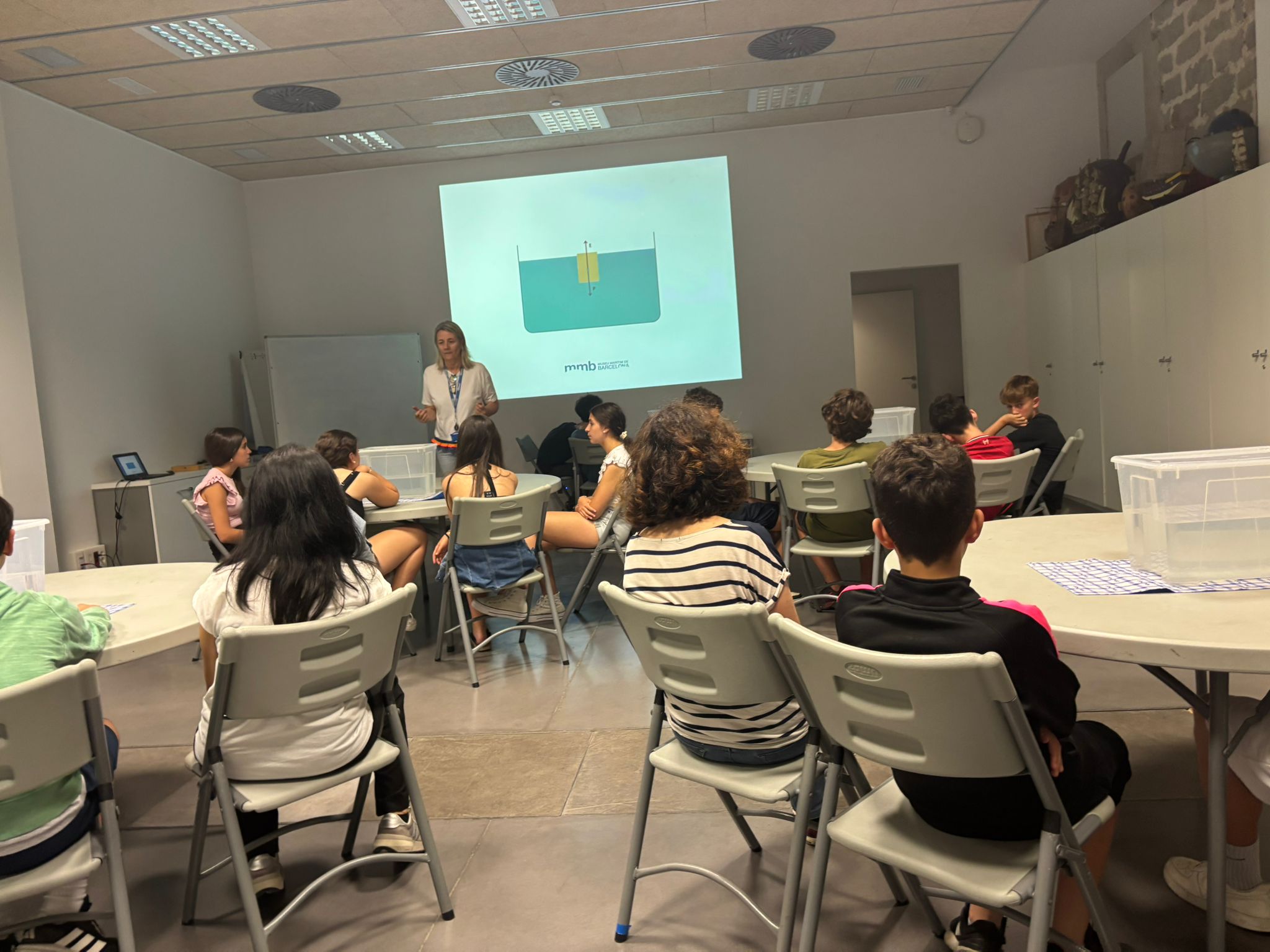 Alumnes fent experiments